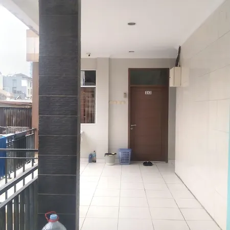 Oyo 93092 Griya Kuningan-2